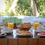 Ailouros Summer ベッド・アンド・ブレックファスト 3*