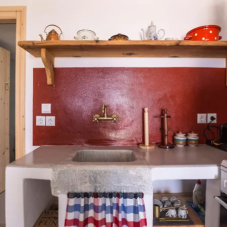 Ailouros Summer Bed & Breakfast 3*